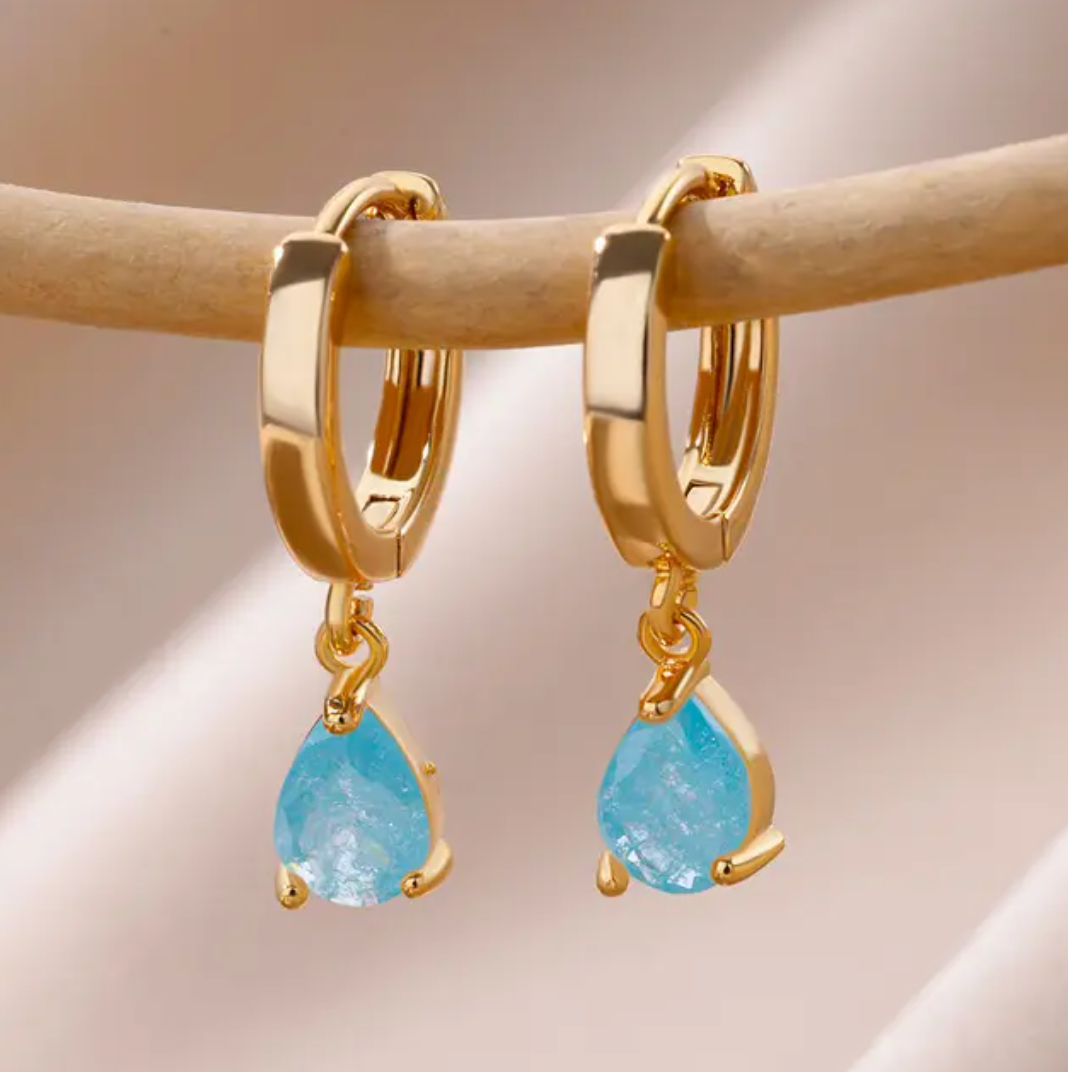 Small Gold-tone Teardrop Pendant Ring in Blue Quartz