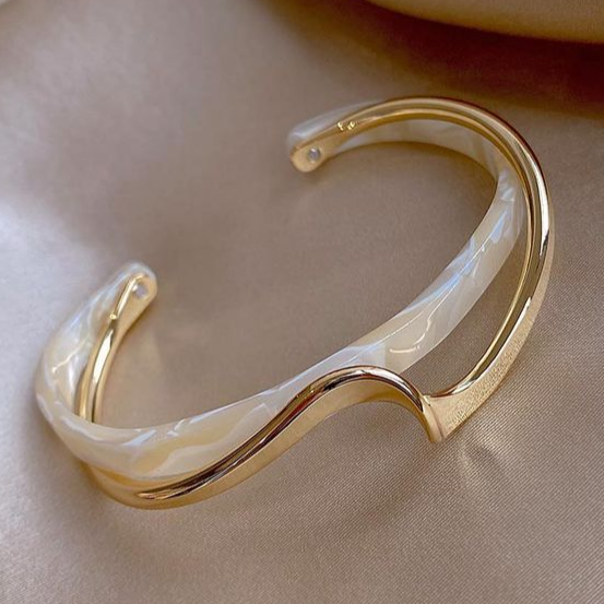 Adriana - Elegant white Iridescent bracelet, golden