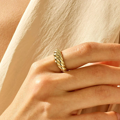 Croissant Ring | Gold-tone