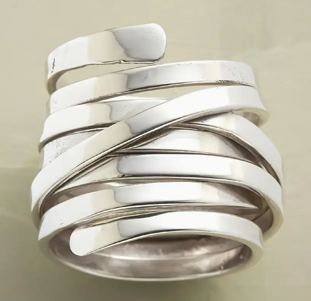 Vintage ring with swirl design