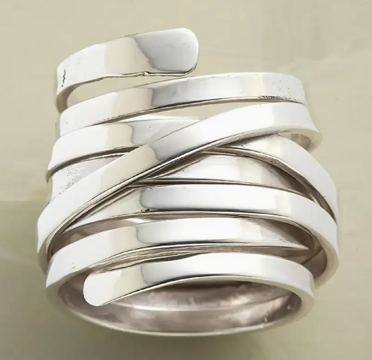 Vintage ring with swirl design