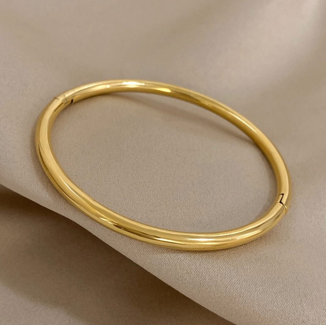 Closed Gold-tone Chunky Bracelet