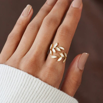 Rocío - Adjustable white Iridescent leaf ring