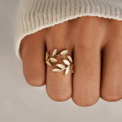 Rocío - Adjustable white Iridescent leaf ring