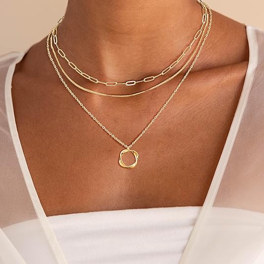 Carmen - Vintage necklace with chain and pendant, golden