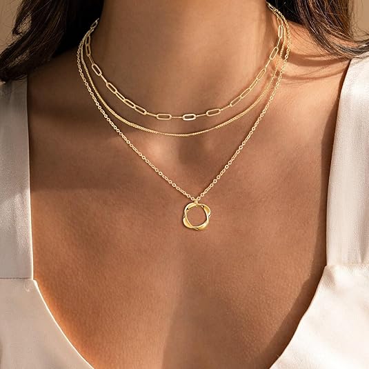 Carmen - Vintage necklace with chain and pendant, golden