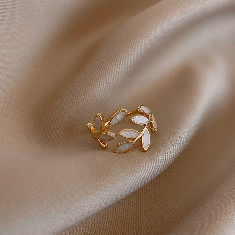 Rocío - Adjustable white Iridescent leaf ring