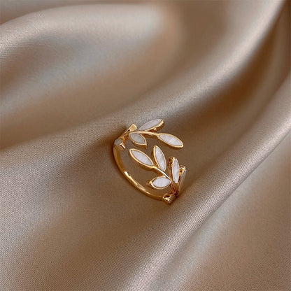 Rocío - Adjustable white Iridescent leaf ring