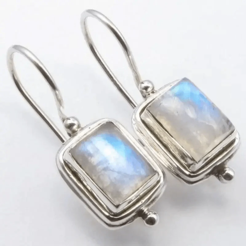 Beatriz - Vintage square stone earrings with Milky Stone